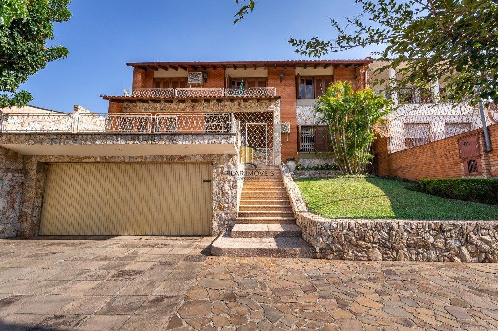 Casa sobrado no Partenon de 3 dormitórios e amplo pátio