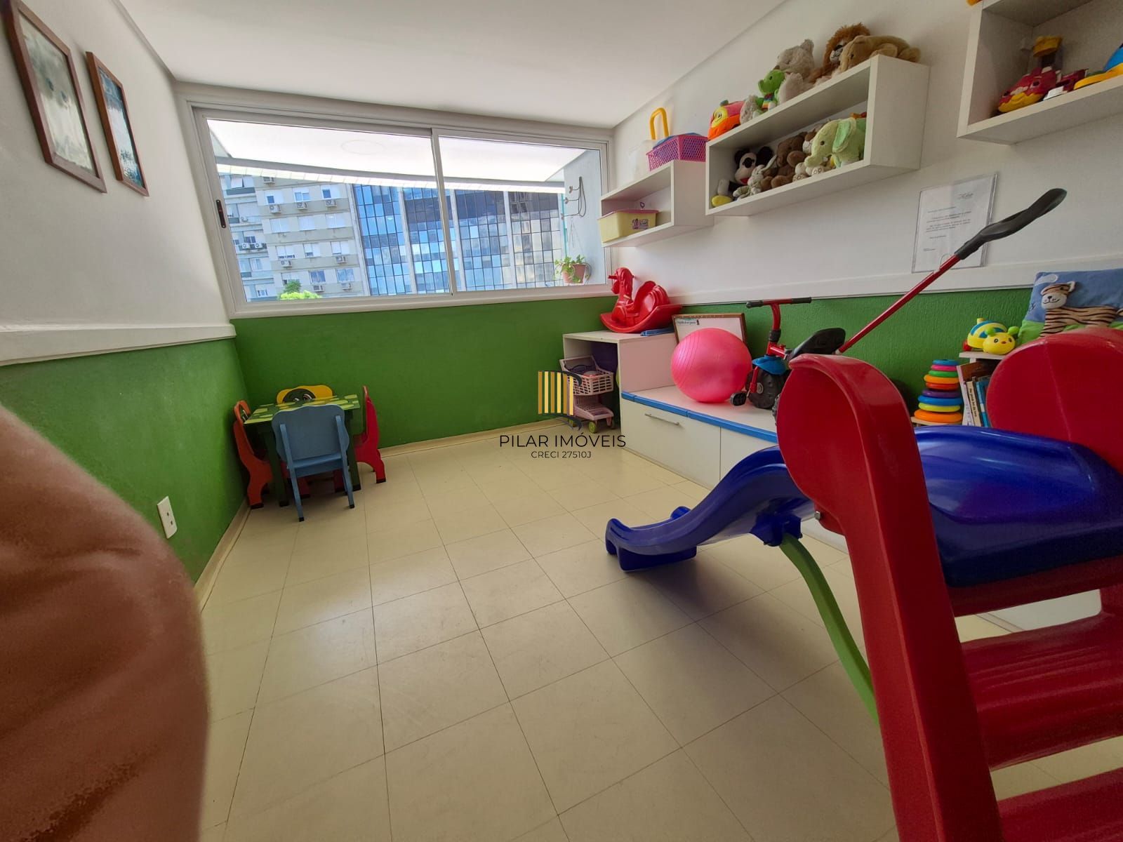 Apartamento no Centro de 2 dormitórios e 2 vagas DESOCUPADO