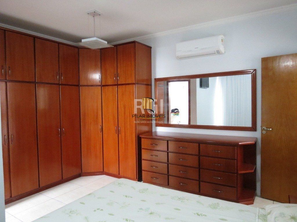 Casa para Venda - 220m², 3 dormitórios, sendo 2 suites, 4 vagas - Coronel Aparício Borges