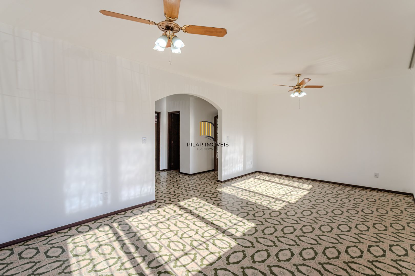 Casa no Partenon com 4 dormitórios e 4 vagas DESOCUPADA