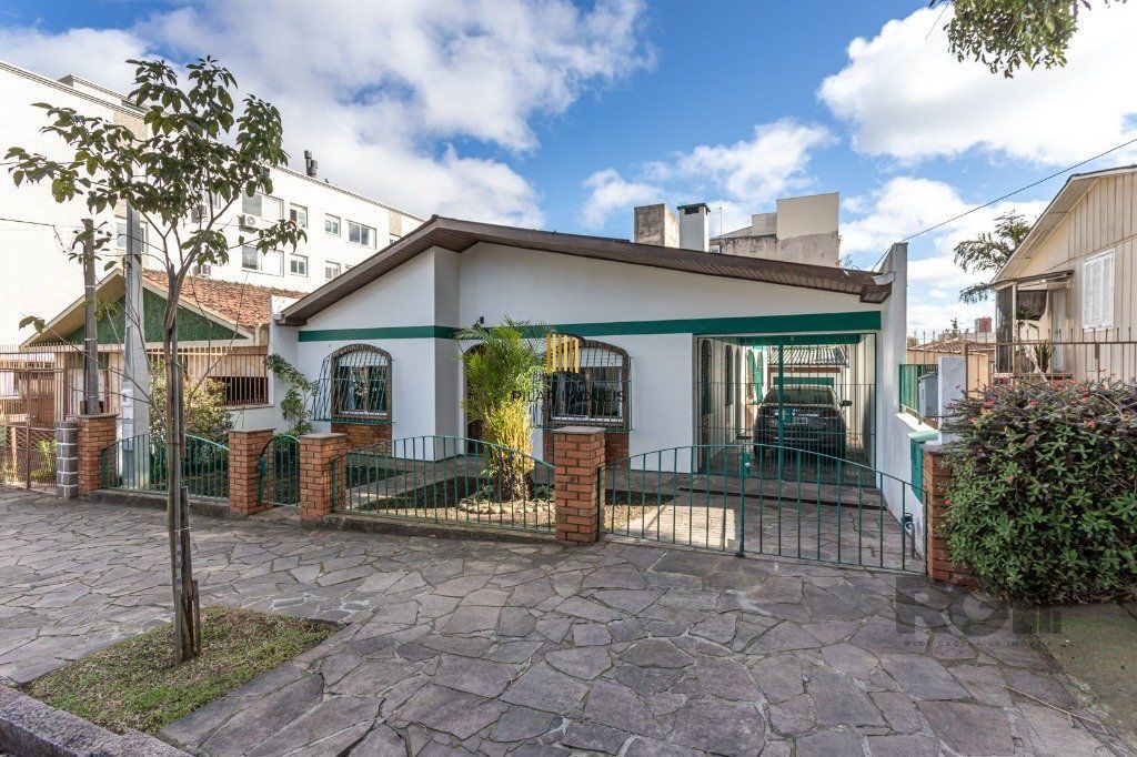 Casa no bairro Vila Ipiranga de 3 dormitórios e 3 vagas