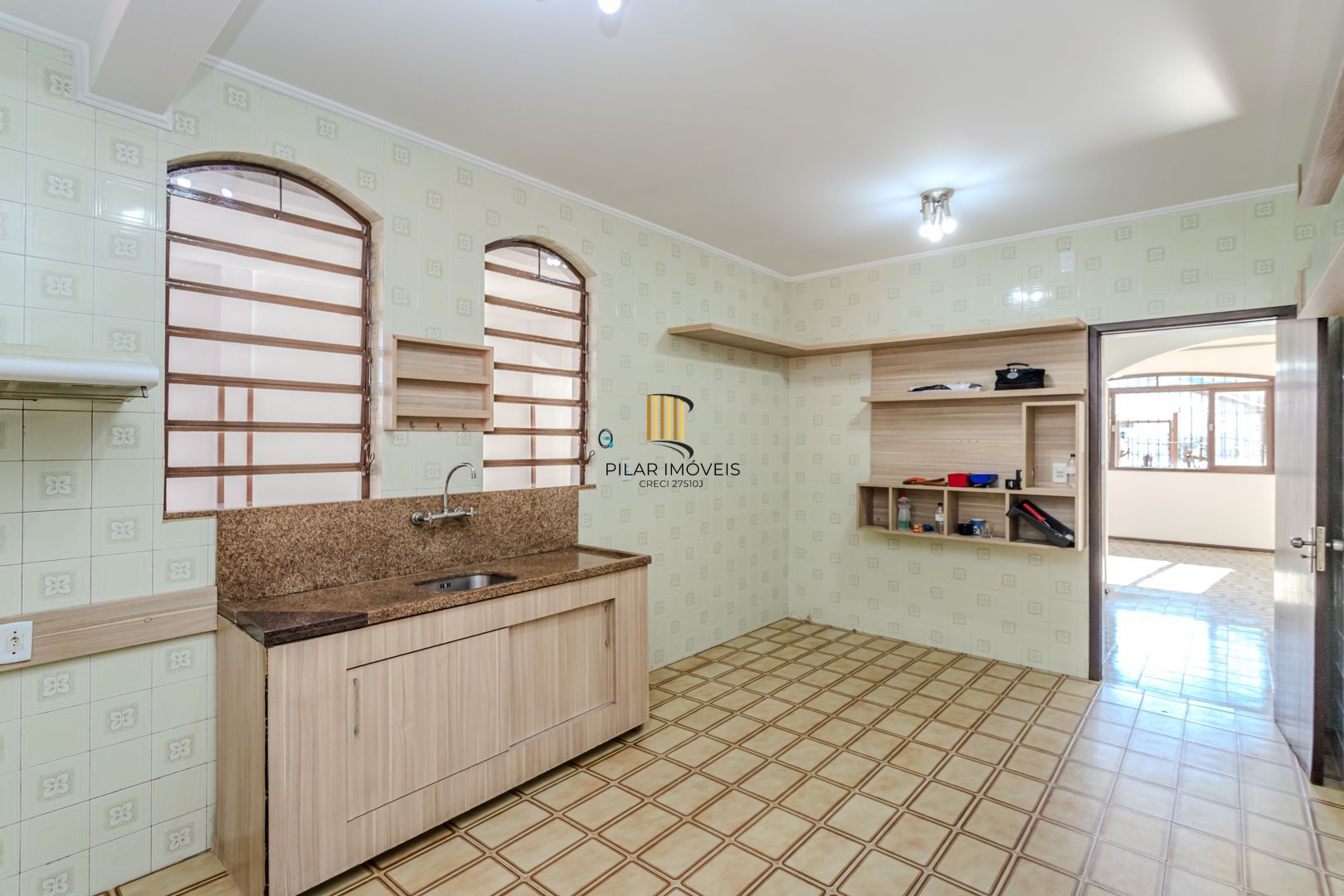 Casa no Partenon com 4 dormitórios e 4 vagas DESOCUPADA