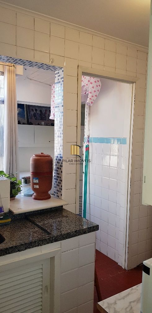 Apartamento no Petrópolis de 2 dormitórios e dependência