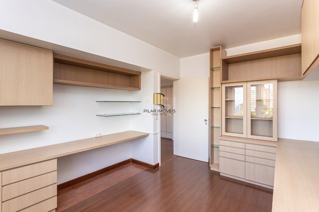 Apartamento no bairro Higienópolis com 190m² de 3 dormitórios e 2 vagas