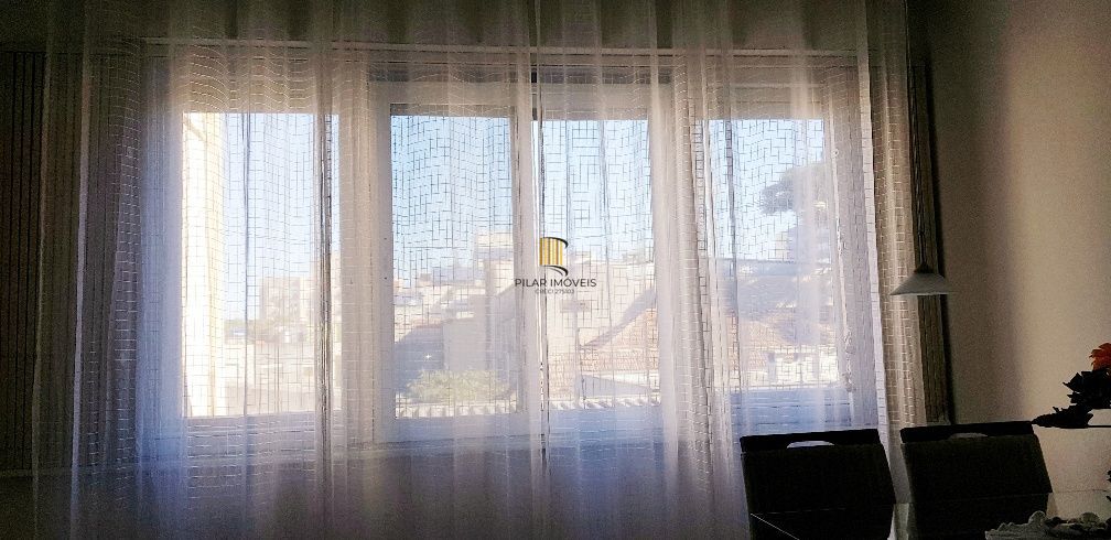 Apartamento no Petrópolis de 2 dormitórios e dependência