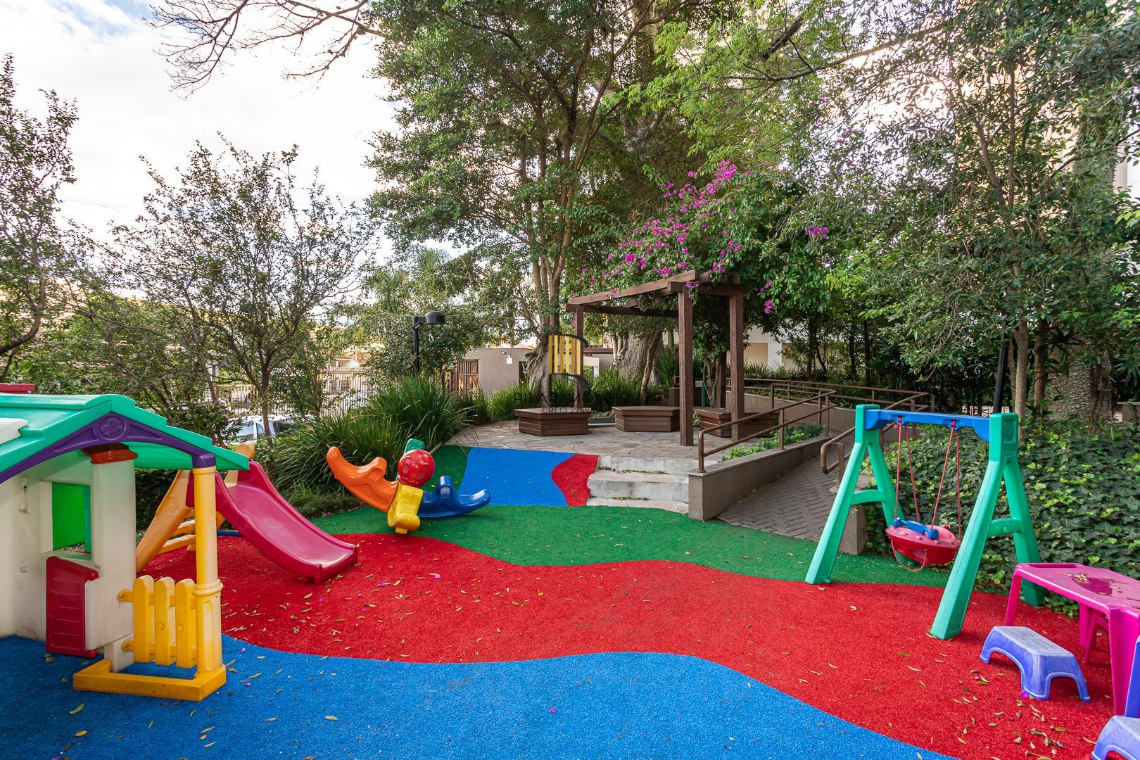 Apartamento no bairro Teresópolis de 2 dormitórios vaga e infra