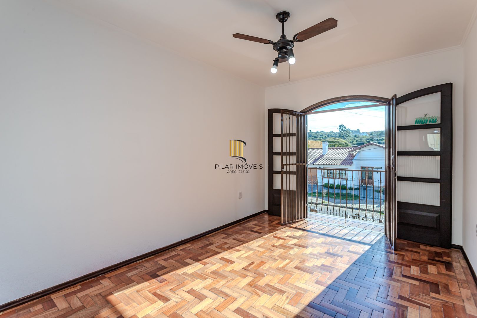 Casa no Partenon com 4 dormitórios e 4 vagas DESOCUPADA