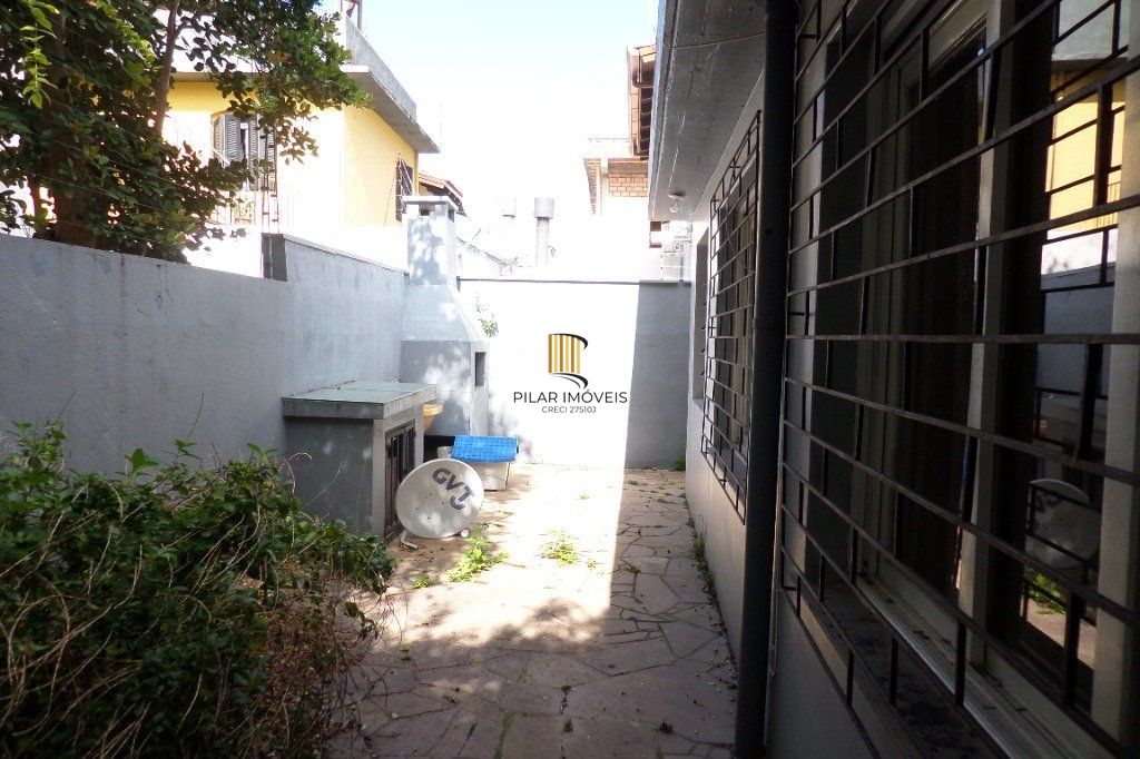 Casa no bairro Jardim Botânico de 3 dormitórios e 2 vagas