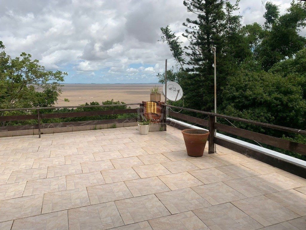 Terreno de 5.280 m², com 3 casas, no bairro Ponta Grossa, em Porto Alegre.