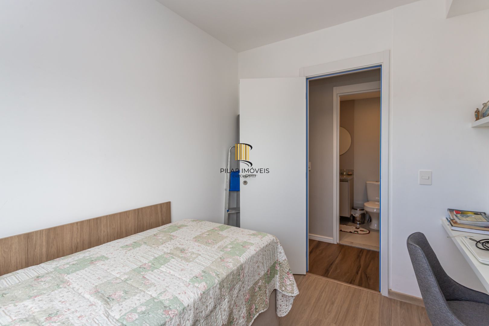 Apartamento 02 dormit com suíte e 01 vaga, no bairro Azenha, em Porto Alegre.