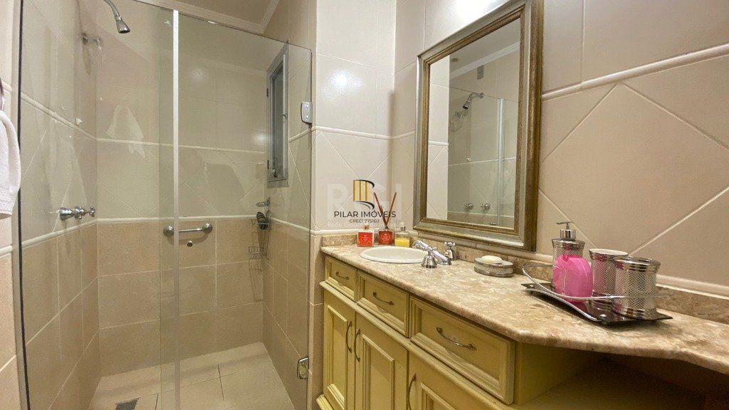 APTO SEMI MOBILIADO NO CENTRO DE GRAMADO, com lareira , sacada , churrasqueira