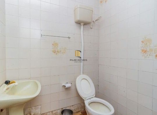 Casa / Terreno com 3 casas de alvenaria no bairro Morro Santana