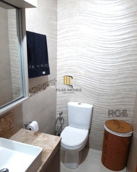 Sobrado triplex no Partenon de 3 dormitórios e 2 vagas