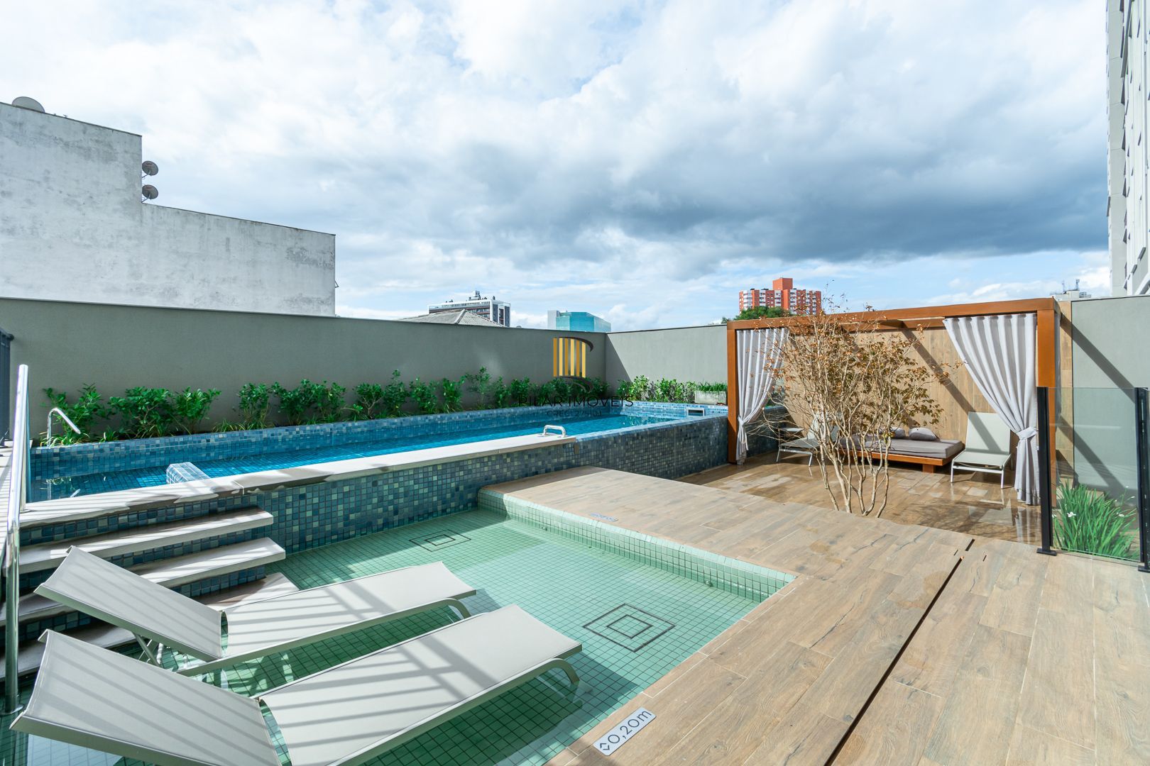 Apartamento 02 dormit com suíte e 01 vaga, no bairro Azenha, em Porto Alegre.