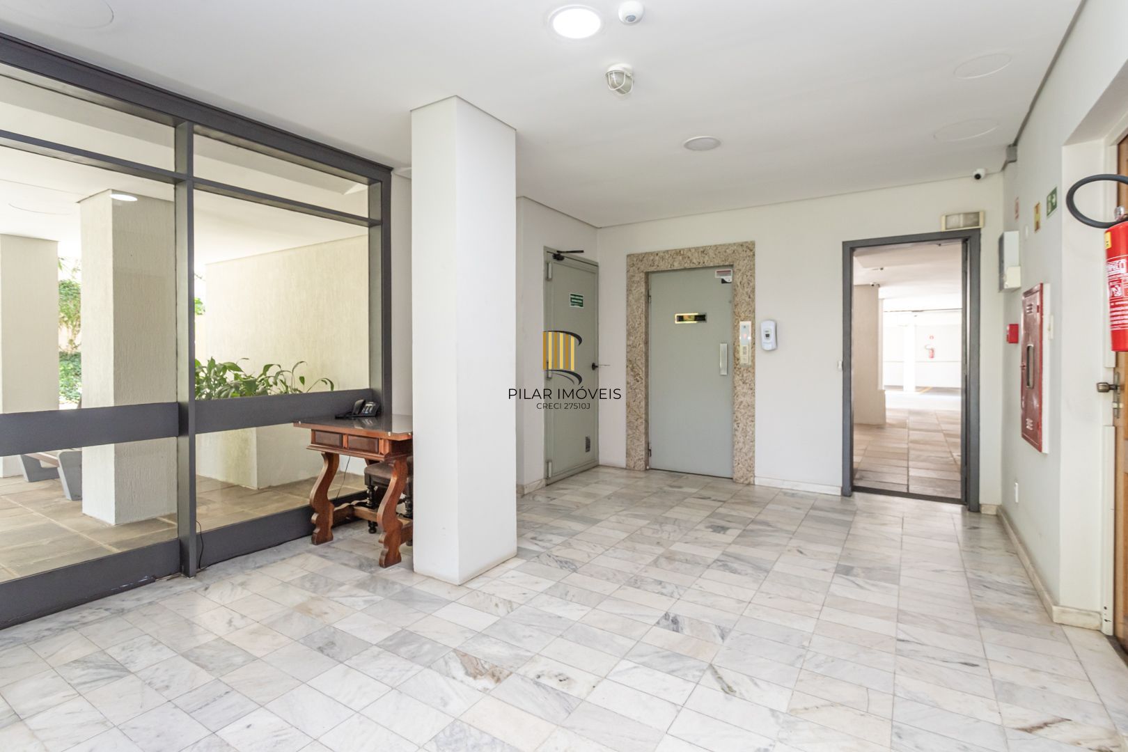 Apartamento no Petrópolis de 2 dormitórios dependência e vaga desocupado