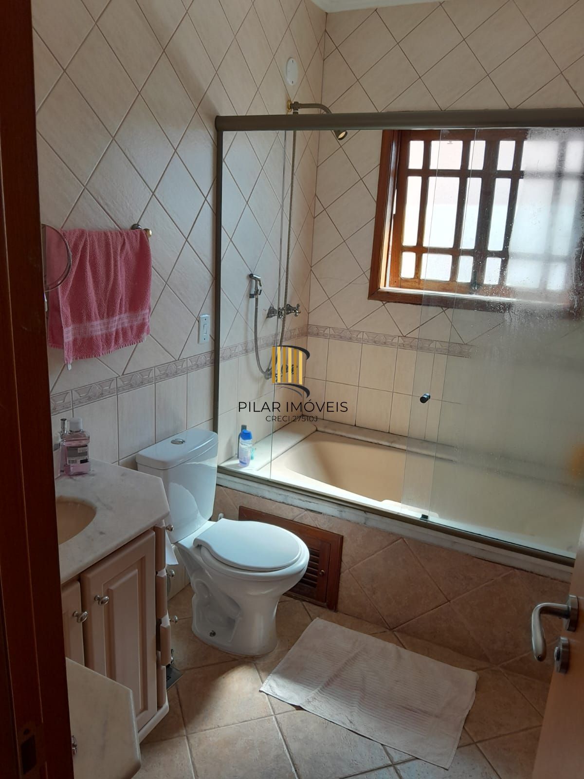 Casa sobrado a Venda de 5 Quartos, 1 Suite e 4 Vagas de Garagem com 235M²privt.