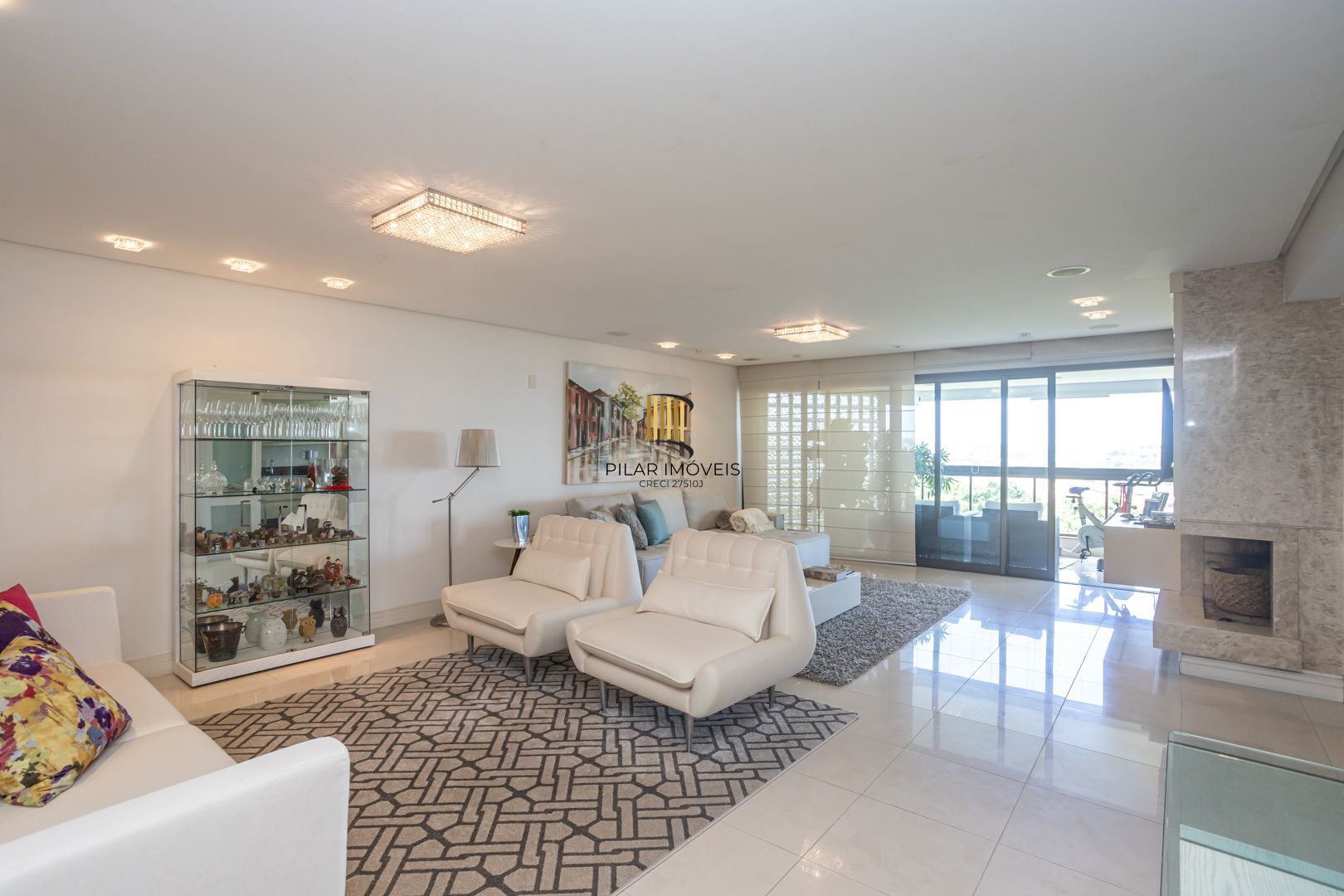 COBERTURA MOBILIADA COM VISTA PARA O GUAÍBA