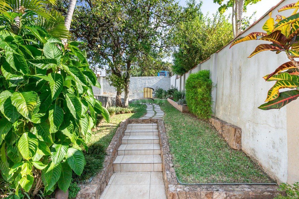 Casa sobrado no Partenon de 3 dormitórios e amplo pátio