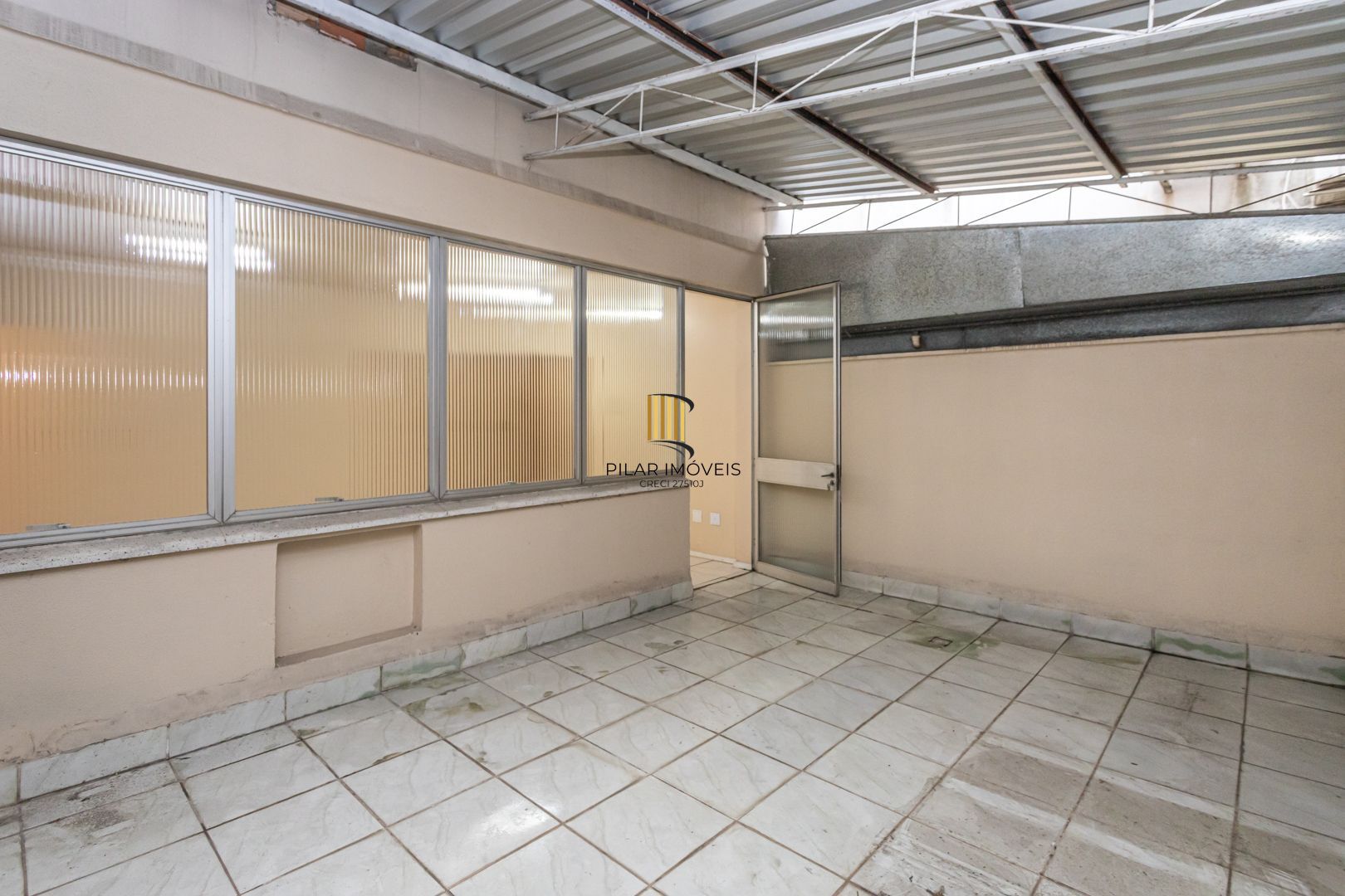 Sala Comercial com terraço