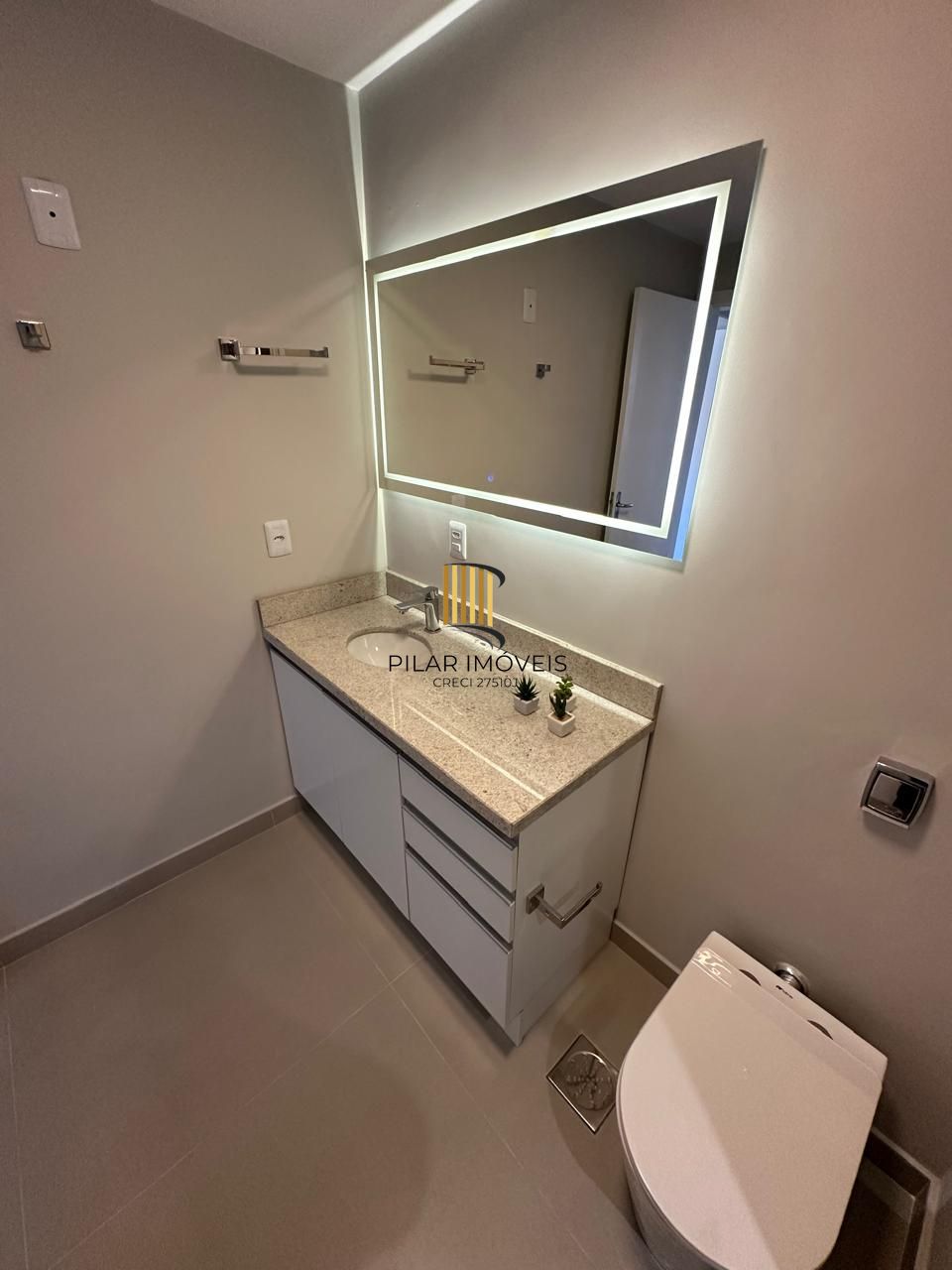 APTO COM 02 DORM. DEPENDENCIA EMP, TODO REFORMADO , SEMI-MOBILIADO, GARAGEM,  ELEVADOR