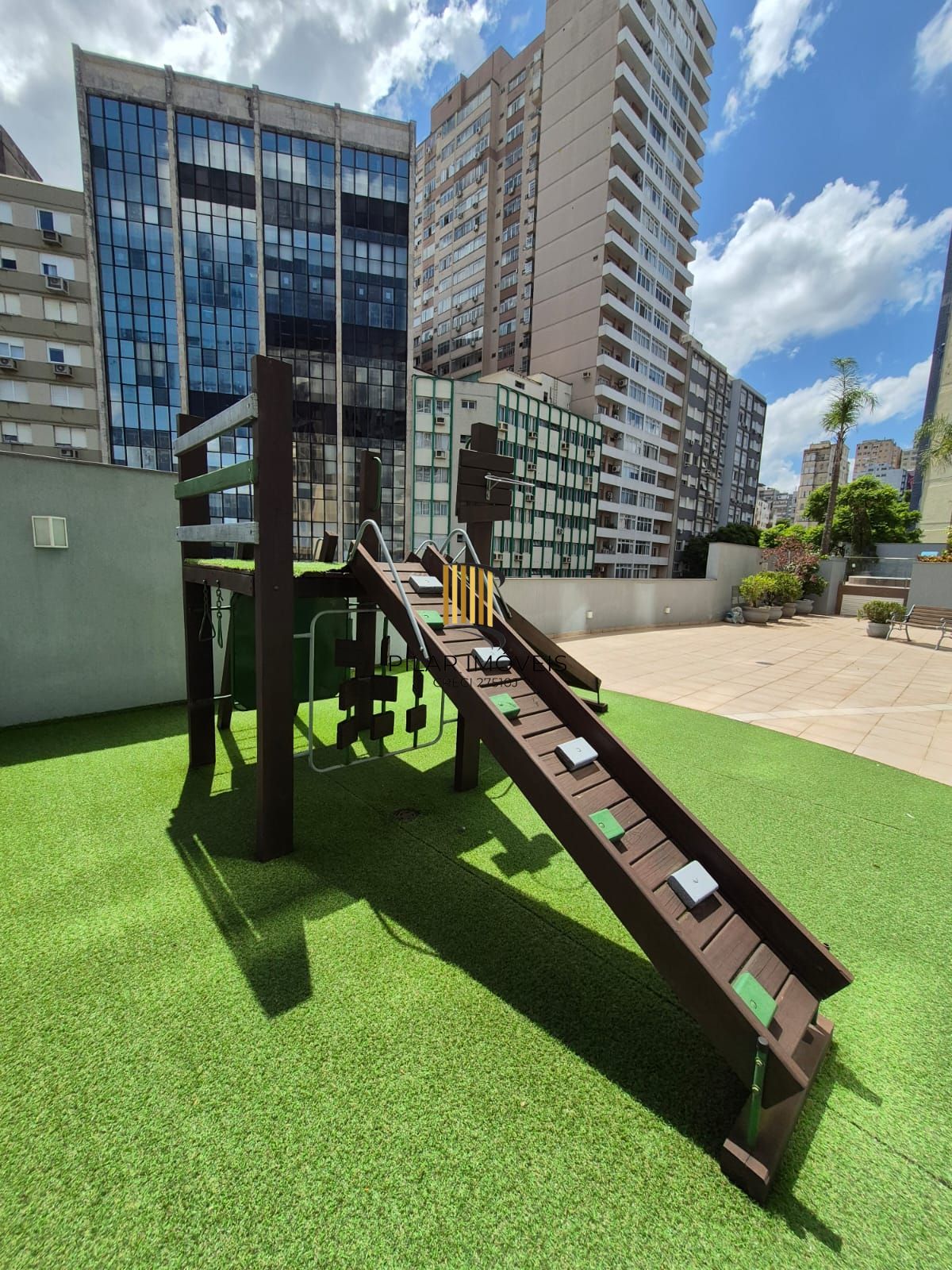 Apartamento no Centro de 2 dormitórios e 2 vagas DESOCUPADO