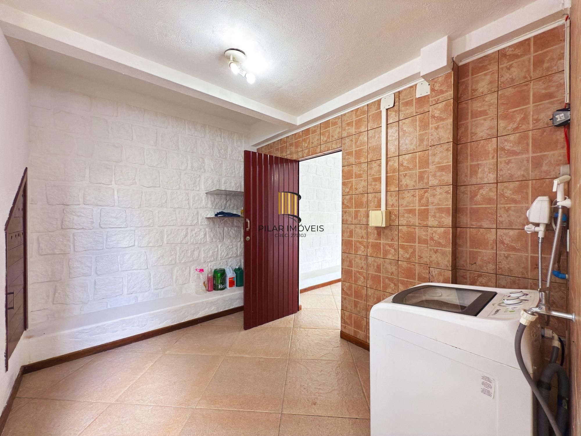 Casa 3 dormitórios no bairro Medianeira