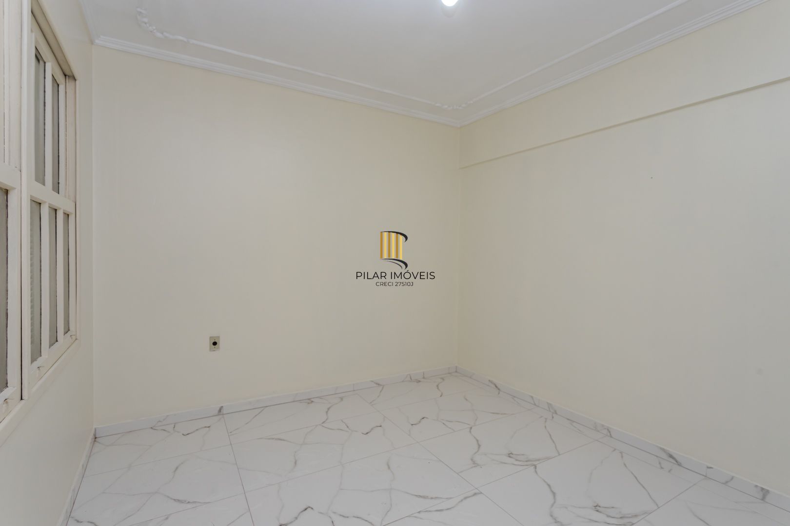 apto de 03 DOR. no centro todo reformado, desocupado. 8 andar elevador
