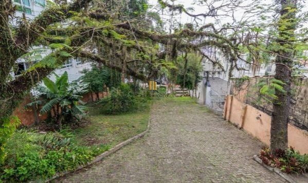 CASA DESOCUPADA E SEMI MOBILIADA, COM SUÍTE MASTER, SACADA, VISTA PANORÂMICA, EM AMPLO TERRENO NO SANTA TEREZA