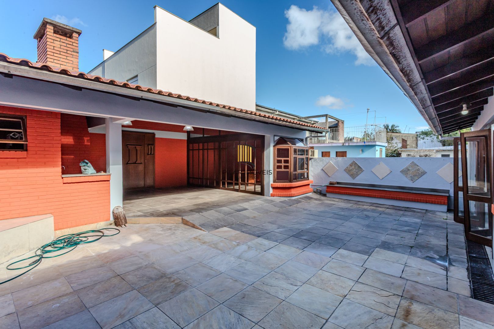 Casa no Partenon com 4 dormitórios e 4 vagas DESOCUPADA
