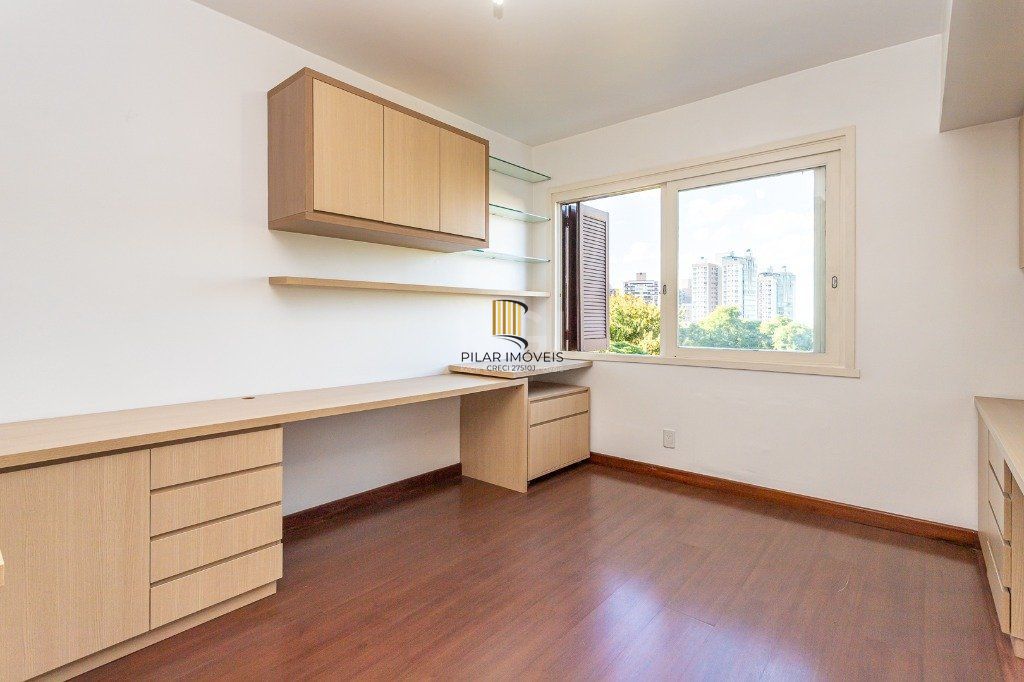 Apartamento no bairro Higienópolis com 190m² de 3 dormitórios e 2 vagas