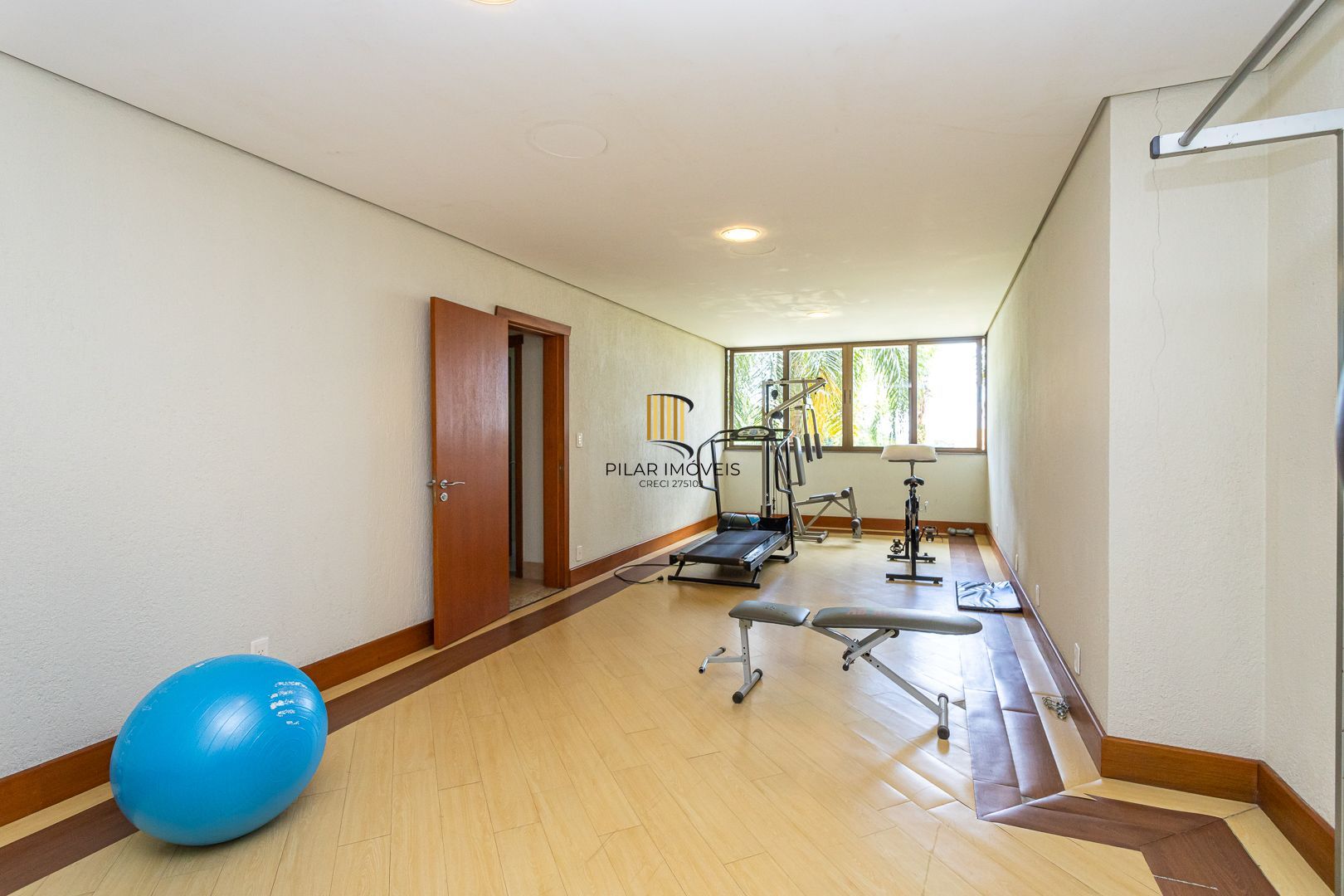 COBERTURA MOBILIADA COM VISTA PARA O GUAÍBA