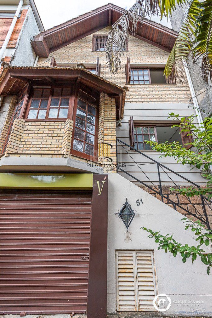 Casa para Venda - 330m², 4 dormitórios, sendo 3 suites, 2 vagas - Petrópolis