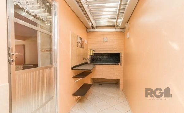 Sobrado no bairro Tristeza de 3 dormitórios e vaga DESOCUPADO