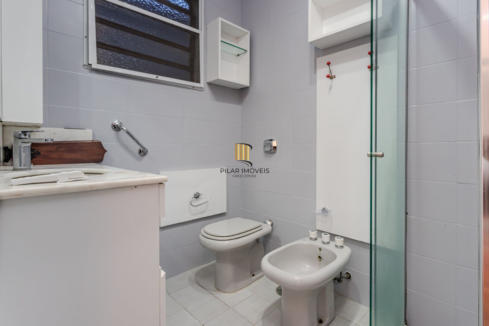 Casa no Partenon com 4 dormitórios e 4 vagas DESOCUPADA