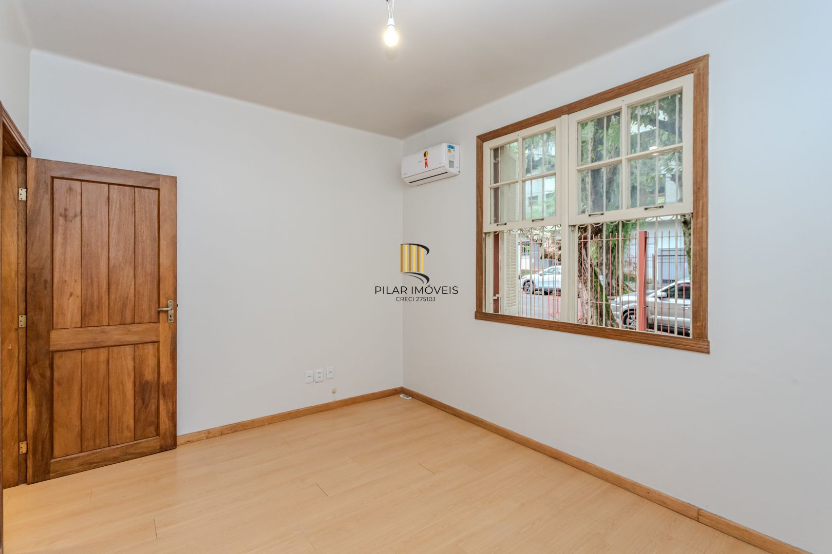 Apartamento no bairro Petrópolis de 2 dormitórios térreo com pátio DESOCUPADO