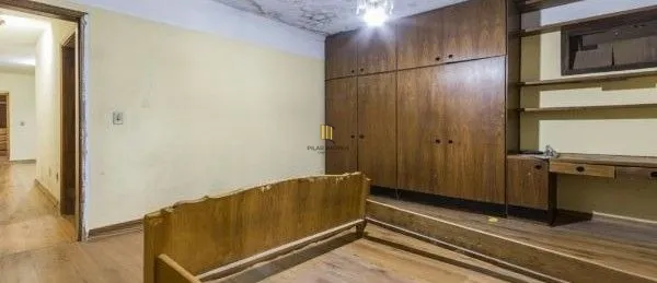 Casa sobrado no bairro Auxiliadora de 5 dormitórios e 4 vagas