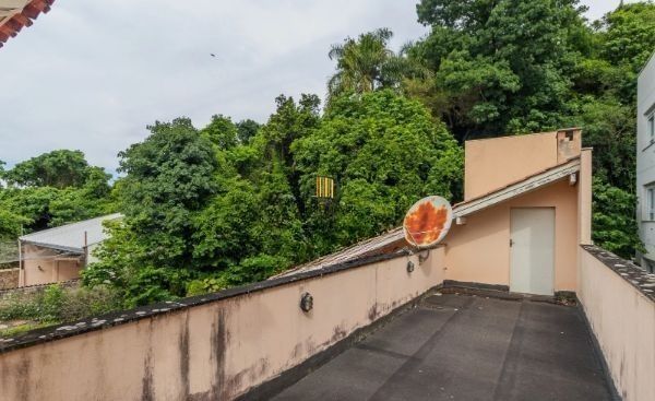 CASA DESOCUPADA E SEMI MOBILIADA, COM SUÍTE MASTER, SACADA, VISTA PANORÂMICA, EM AMPLO TERRENO NO SANTA TEREZA