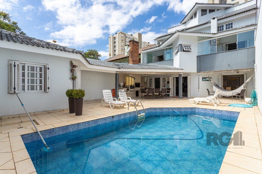 casa sobrado no Alto Petrópolis de 5 dormitórios e 3 vagas