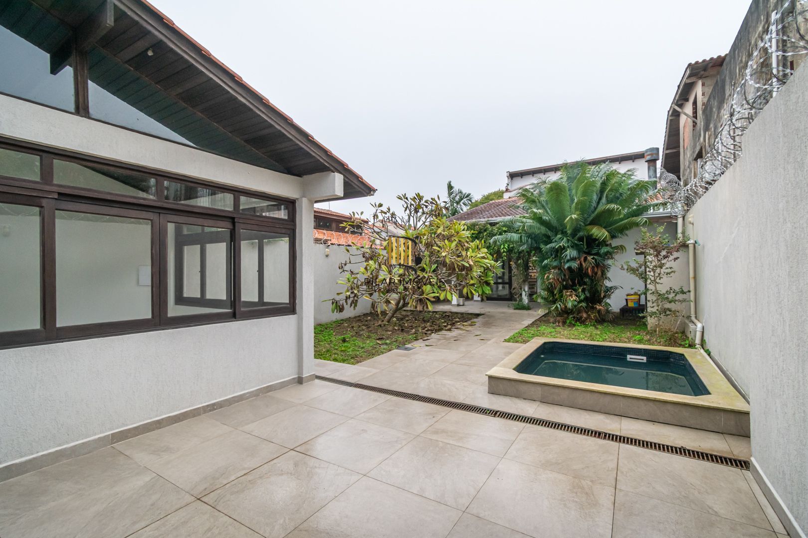 Casa sobrado no bairro Cristal de 3 dormitórios e 3 vagas
