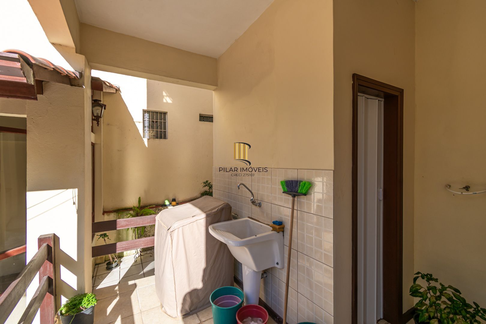 Casa 3 dormitórios no bairro Azenha