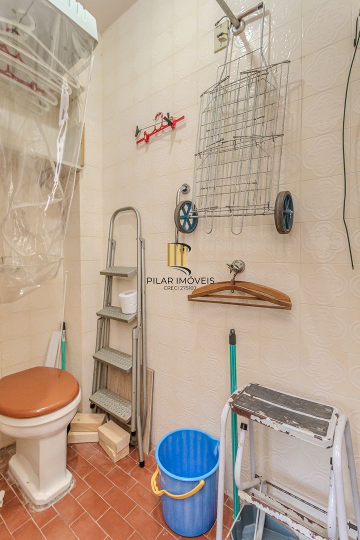 Apartamento de 2 dormitórios com dependência e vaga no bairro Santana DESOCUPADO