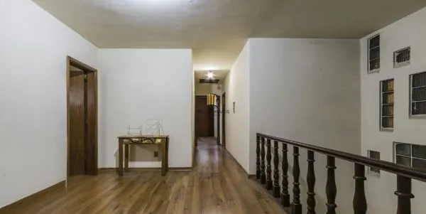 Casa sobrado no bairro Auxiliadora de 5 dormitórios e 4 vagas