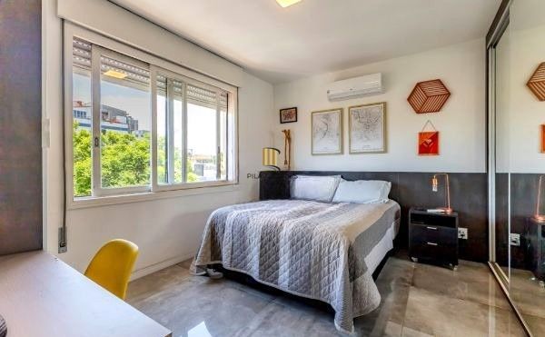 Apartamento na Cidade Baixa de 1 dormitório e dependência REFORMADO