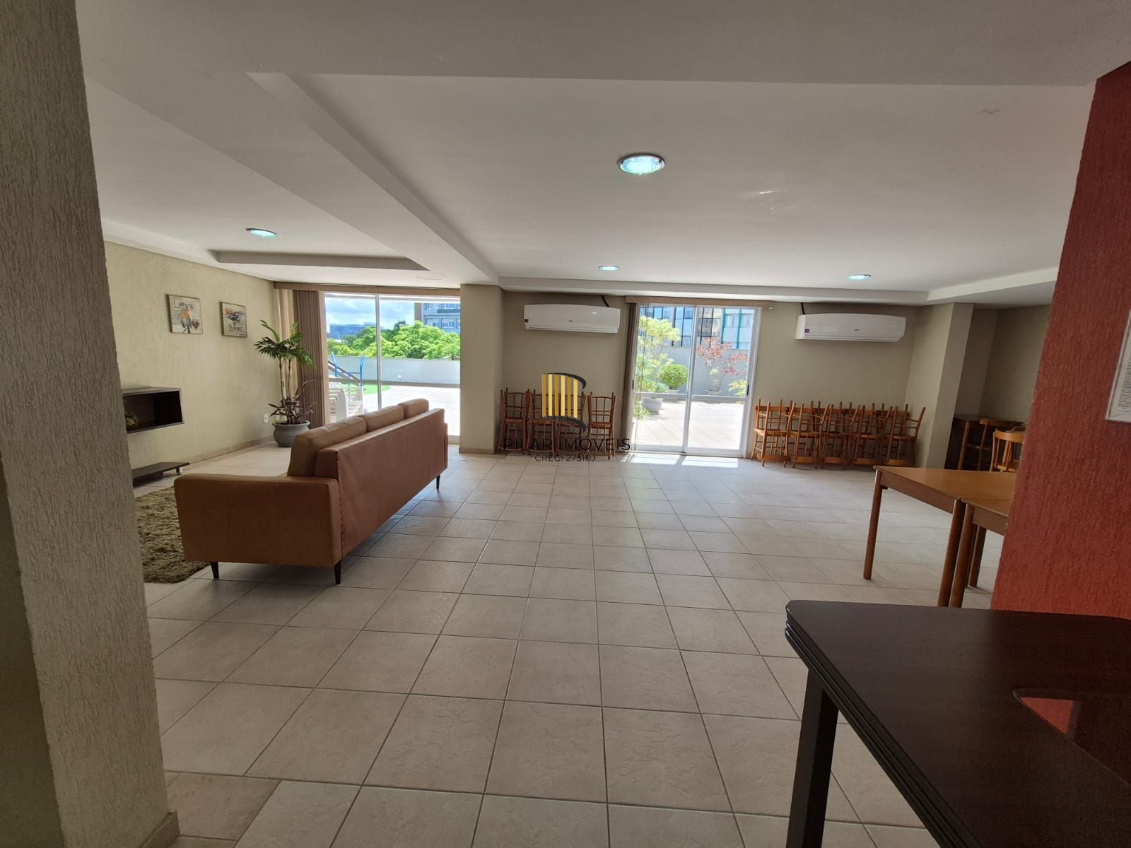 Apartamento no Centro de 2 dormitórios e 2 vagas DESOCUPADO