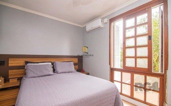 Casa no bairro Camaquã de 4 dormitórios e 2 vagas