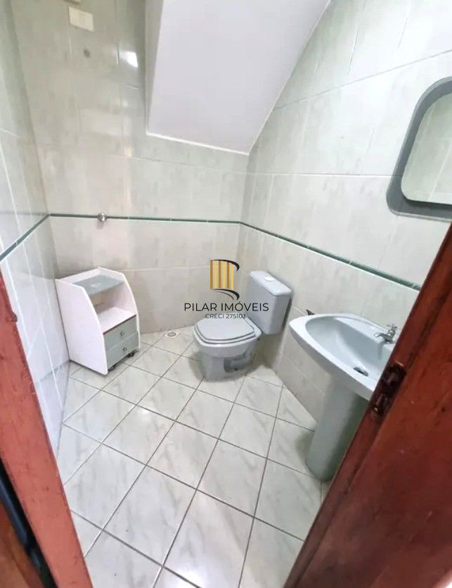 Casa sobrado no bairro Cristal de 3 domitórios e 3 vagas