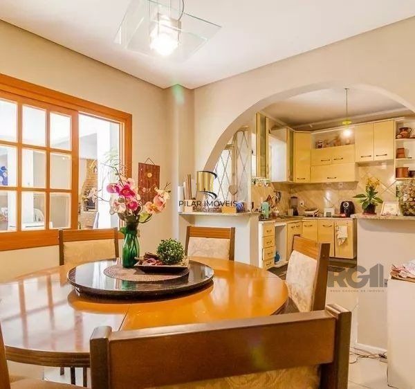 Casa sobrado no Partenon de 4 dormitórios e 2 vagas
