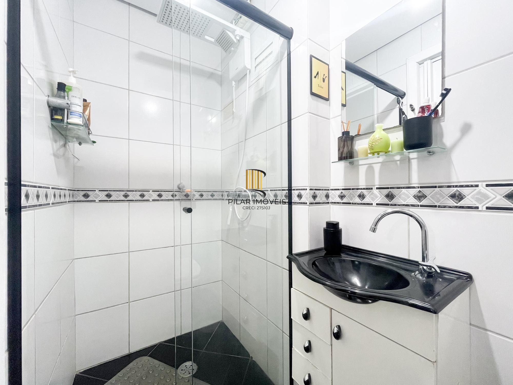 Apartamento no bairro Cristal de 2 dormitórios e vaga