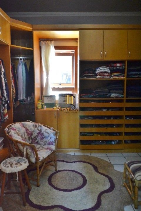 Casa Comercial e Residencial com 518m² (4 quartos / 5 banheiros / 3 vagas garagem) no Bairro Partenon localizada à meia quadra da Av. Bento Gonçalves.