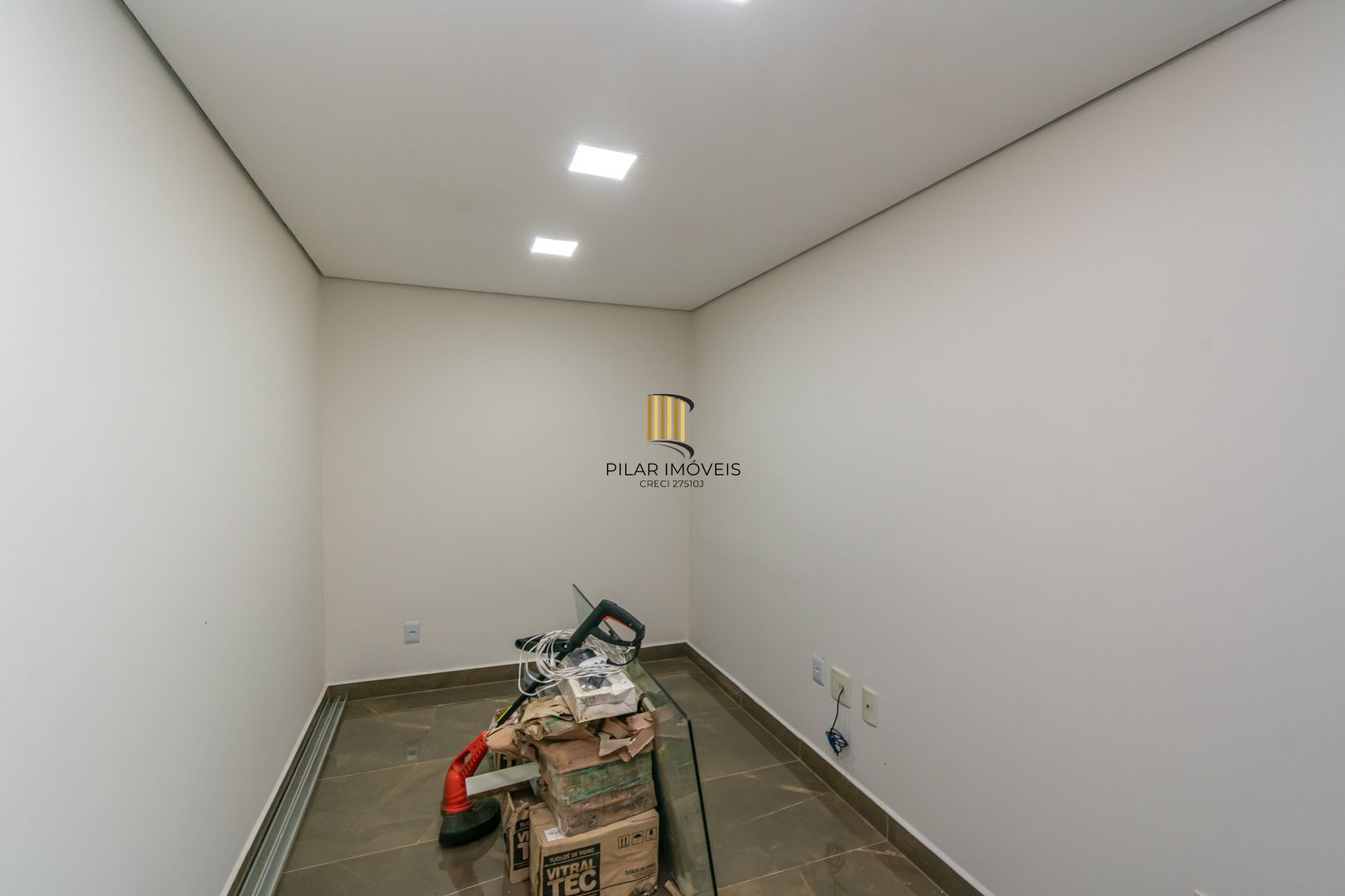Casa sobrado no bairro Cristal de 3 dormitórios e 3 vagas